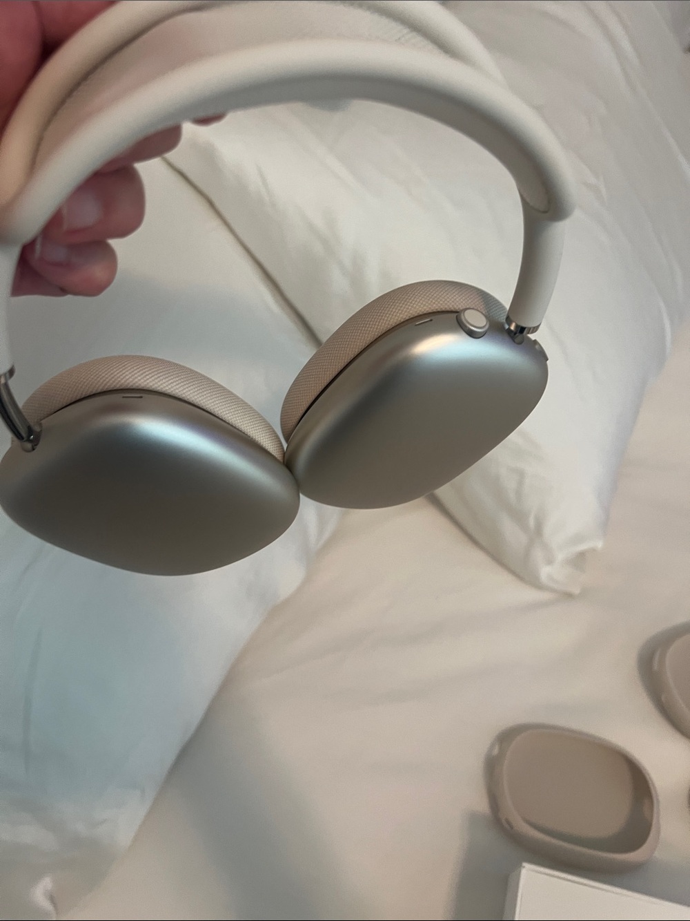 Apple AirPods Max Over-Ear Headphones in Starlight - Picture 12 of 14